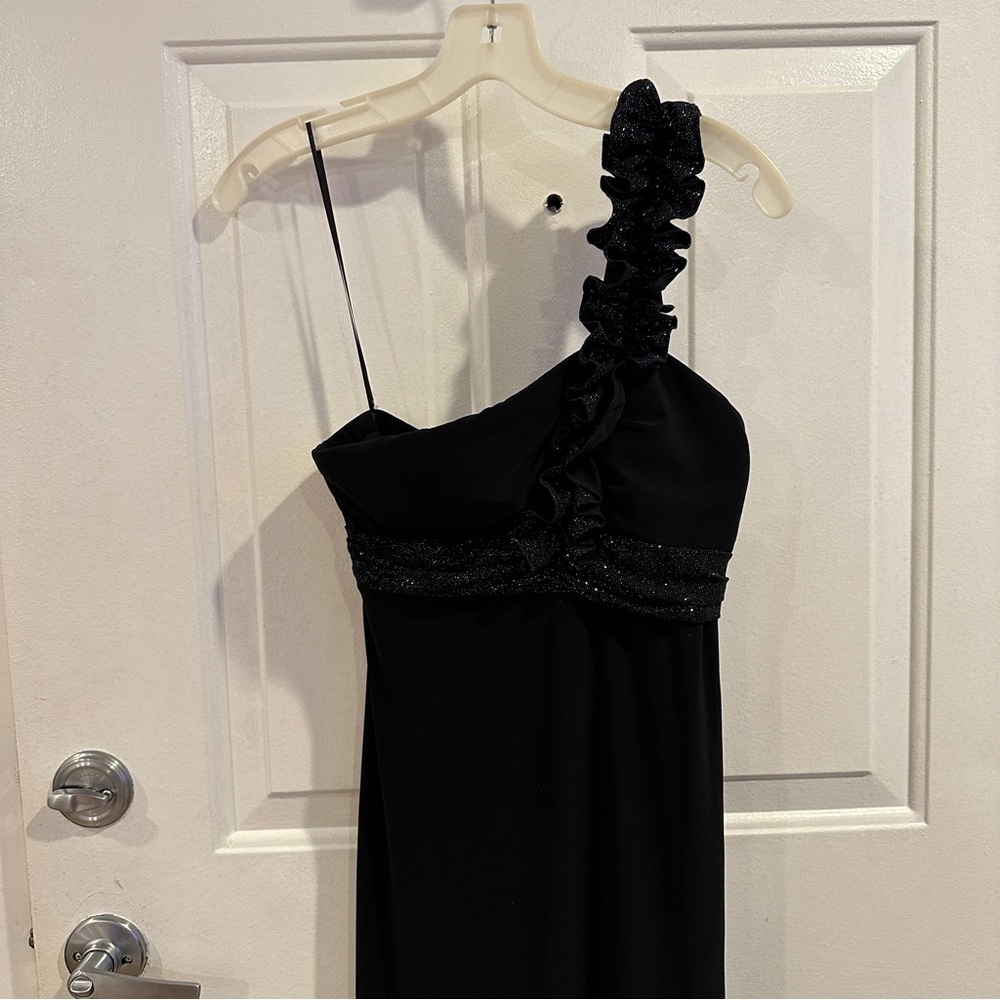 Black one shoulder strap romantic dress size small